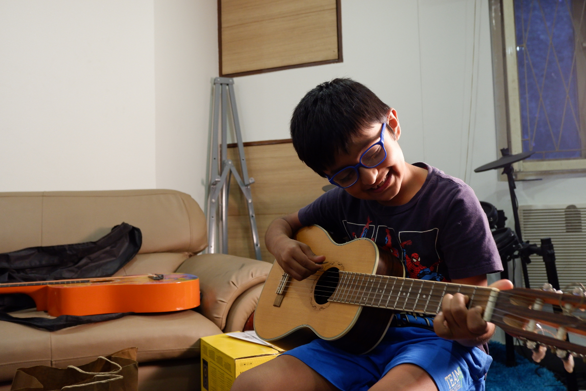 https://www.rainbowbridge.co/wp-content/uploads/2024/12/guitar-classes-students.png